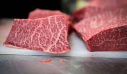 Bò wagyu 260 USD/200 gram được nuôi bằng 14 loại thảo mộc