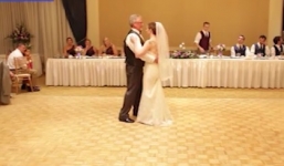 Chú rể ngơ ngác khi cô dâu 'quậy' tưng bừng quên cả chồng