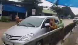 CSGT đội mưa đẩy ô tô giúp dân vượt lũ