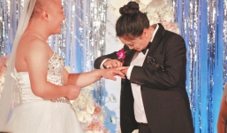 Hy hữu cô dâu chú rể đổi trang phục cho nhau trong đám cưới