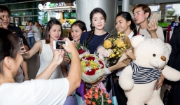Lý Nhã Kỳ xinh đẹp trong vòng vây fans ở sân bay
