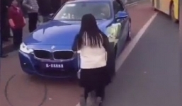 Ôm hoa quỳ trước siêu xe tỏ tình, cô gái bị cự tuyệt phũ phàng