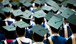 Sinh viên phải cuốc đất, trồng rau mới được ra trường