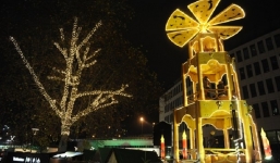 Thiếu niên 12 tuổi bị cáo buộc âm mưu đánh bom chợ Giáng sinh