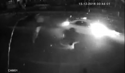 Nam thanh niên bị hất văng ra đường sau khi đấu đầu ô tô