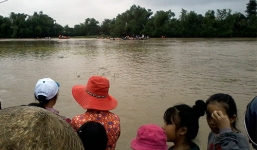 Về thăm vợ con, người chồng bị lũ cuốn mất tích