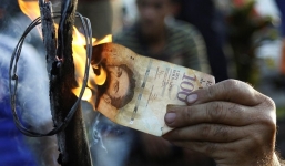 Venezuela: Dân đốt tiền để biểu tình sau khủng hoảng