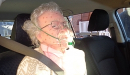 Cảnh sát phá cửa kính ô tô giải cứu nhầm hình nộm