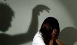 Thầy giáo dùng tin nhắn quấy rối 3 nữ sinh