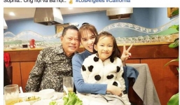 Clip Ngọc Trinh nấu ăn, chăm sóc cháu của tỷ phú Hoàng Kiều