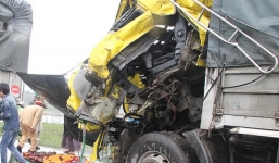 Tai nạn liên hoàn vì tránh đàn vịt, tài xế chết thảm trong cabin