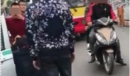 Tài xế taxi bị nhóm thanh niên đi ẩu đánh hội đồng, bắt quỳ giữa đường