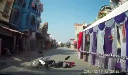 Đi bộ qua đường không quan sát suýt khiến tài xế xe máy tử vong