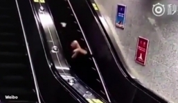 Video: Đi giày cao gót, cô gái ngã lộn vòng trên thang cuốn