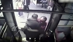 Tài xế xe buýt bế hành khách xuống xe gây xôn xao cộng đồng mạng