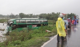 Xe khách giường nằm Mai Linh lao xuống ruộng