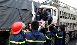 Tin tai nạn giao thông ngày 20/12: Xe tải đâm nhau, chủ hàng mắc kẹt trong cabin