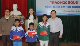 Sự giản dị của Đỗ Mỹ Linh chiếm được tìm cảm học sinh vùng lũ