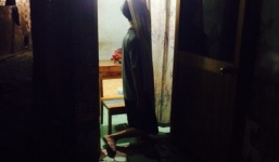 Bàng hoàng phát hiện người đàn ông tử vong trước cửa phòng ngủ