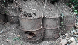 5 thùng phi lạ chôn trên núi, lộ ra sau mưa lớn ở Nha Trang