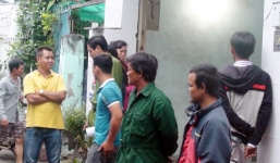 Mẹ hoảng hốt phát hiện con trai treo cổ tự tử bên cánh cửa