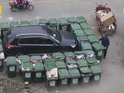 Ô tô đỗ sai chỗ bị chục thùng rác bao vây kín