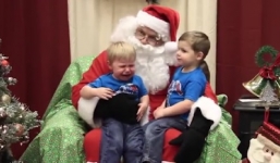 Phản ứng của các bé khi gặp ông già Noel khiến người lớn bật cười