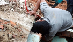 Sạt lở núi ở Nha Trang: Người chồng lao vào đống đổ nát tìm vợ con