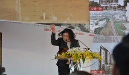 Video: Biển quảng cáo rơi trúng đầu nhà lãnh đạo Đài Loan Thái Anh Văn