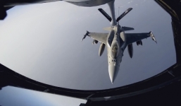 Video: Xem tiêm kích F-16 tối tân tiếp dầu trên không