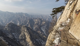 Lối đi cách mặt đất 2.100 m, mỗi năm có hơn 100 người sảy chân