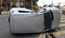 Kawasaki Vulcan 900 Custom tông gãy đôi ô tô