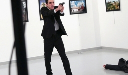 Lỗ hổng an ninh nào khiến kẻ ám sát mang súng vào triển lãm giết đại sứ Nga?