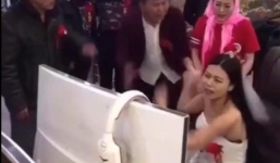 Video: Mải chơi game quên đám cưới, mẹ chồng phải lôi cô dâu về