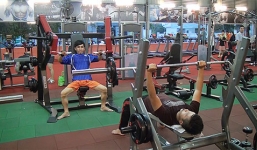 Phòng tập gym nổi trên sông chạy bằng sức người