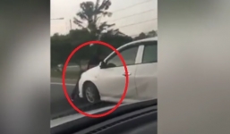 Giận nhau, vợ thản nhiên phóng xe mặc chồng vắt vẻo trên nắp ca-pô