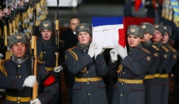 Video: Máy bay đưa thi thể đại sứ Nga bị ám sát về nước