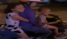 Video: Kinh hãi bé trai 5 tuổi điều khiển xe máy kẹp 4