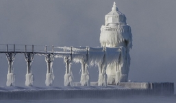 Ngọn hải đăng tại hồ Michigan biến thành tuyệt tác băng giá