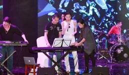 Diện nguyên cây hàng hiệu, Hà Hồ vẫn vô tư tháo giày, đi chân trần tập nhạc