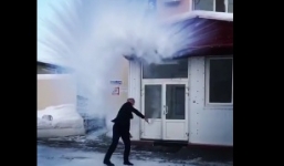 Video: Nước sôi đóng băng ngay lập tức trong thời tiết -50 độ C