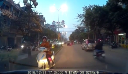 Tài xế 'phũ' kiên quyết không nhường đường cô gái chạy xe ngược chiều