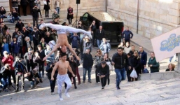 2 anh em Cơ - Nghiệp chồng đầu leo 90 bậc thềm, phá kỷ lục Guinness