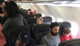 Bị đuổi khỏi máy bay vì mắng 'ái nữ' nhà Trump