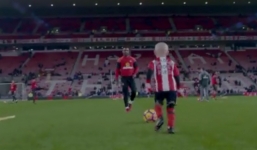 Cậu bé ung thư đầu gối ghi bàn trên sân khiến cổ động viên rơi lệ