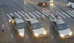 Thanh niên người Nga tay không phá nát xe ôtô