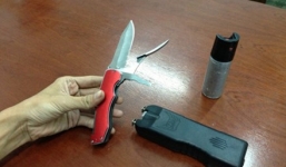 Đánh nhau với chồng rồi đâm bạn chồng vì can ngăn