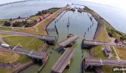 Cây cầu 'ma thuật' biến hình như trong phim