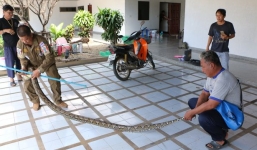 Clip: Bắt trăn dài gần 4 mét há miệng rình rập trong máy giặt