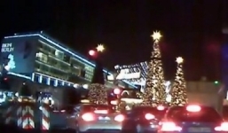 Video: Khoảnh khắc xe tải lao vào chợ Giáng sinh Đức với tốc độ 64km/h